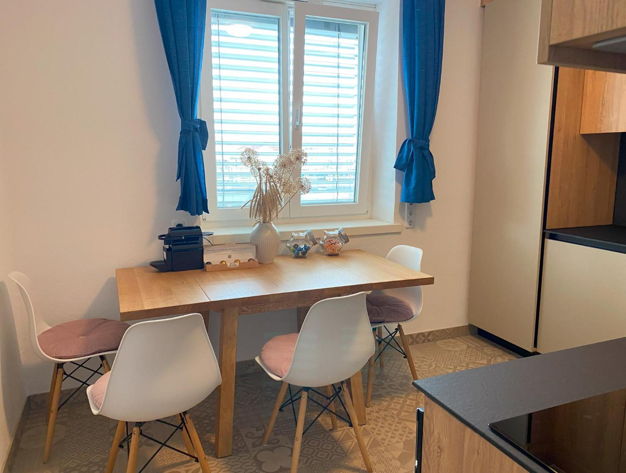 Anzotika Central Apartment, Виена Екстериор снимка